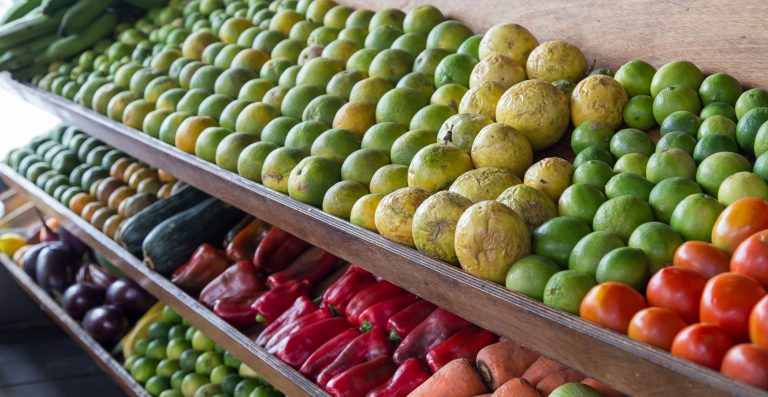 Frutas y verduras en supermercado, limones, pimentones, guayaba, tomate, pepino, naranjas