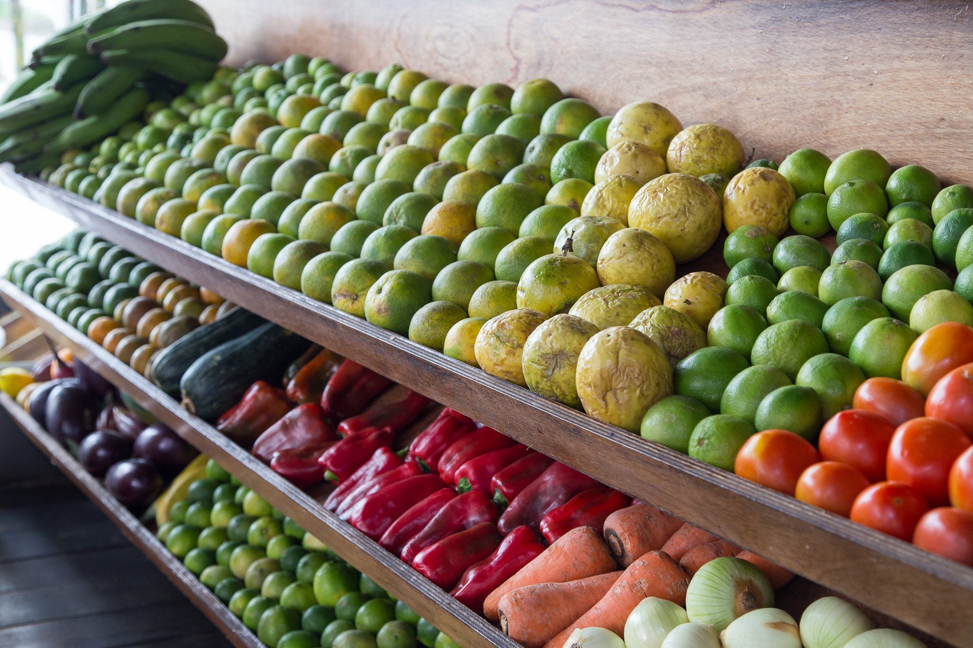 Frutas y verduras en supermercado, limones, pimentones, guayaba, tomate, pepino, naranjas