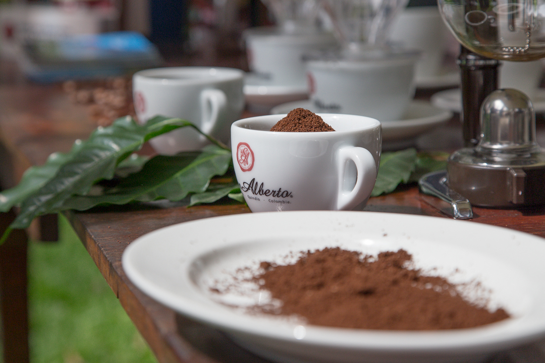 fotografía de tazas de café junto con un plato que tiene café regado sobre el, Paisaje cultural cafetero, café Colombia