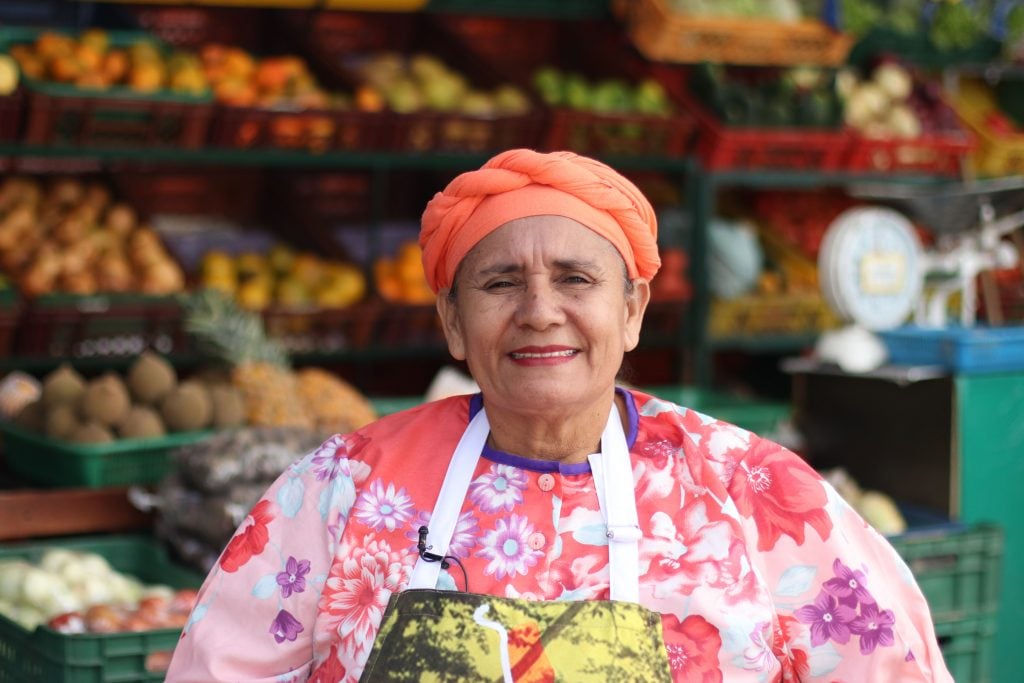 imagen de una mujer cocinera, Colombia inspira, gastronomía colombiana. Tradición colombiana, plazas de mercado