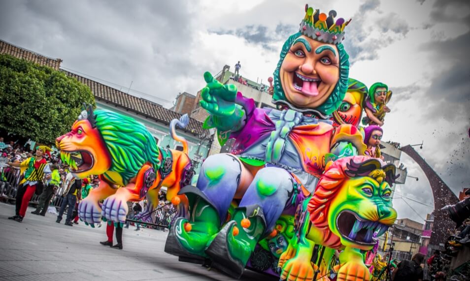 Entre las fiestas de Colombia está el Carnaval, negros y blancos.