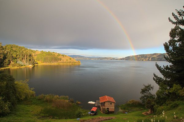 Arcoíris en el Lago Tota, Boyacá, los colores del arcoiris de Colombia