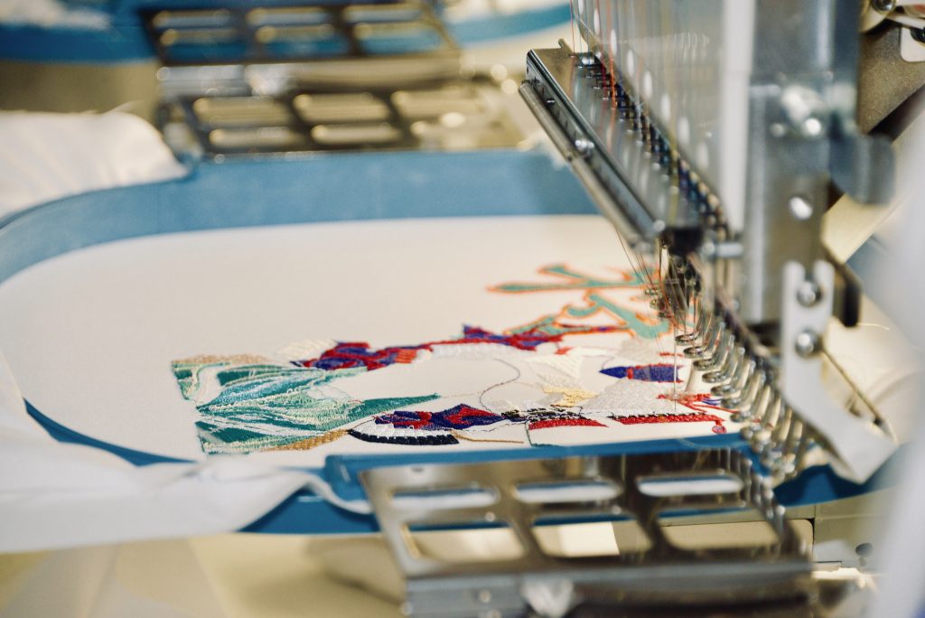 Maquina de tejer con pedazo de tela, diseñadores colombianos, sistema moda, oportunidades de negocio, Colombiatex feria para el diseño colombiano