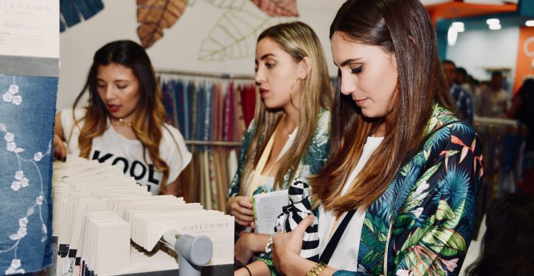 Mujeres en colombiatex viendo prendas de ropa, diseñadores colombianos, Colombiatex feria para el diseño colombiano