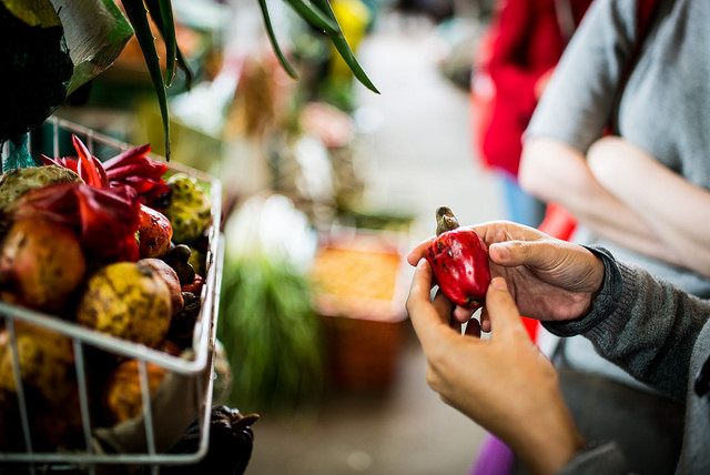 Persona comprando pimentón en plaza de mercado, plaza de mercado, Colombia, Vegetales, frutas y verduras, comida vegetariana
