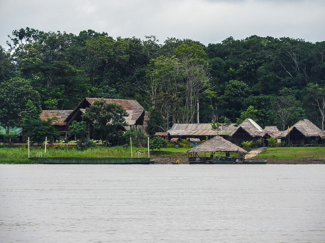 foto de aldea a la orilla de un lago, Parque Nacional Natural Los Katios, biodiversidad colombiana