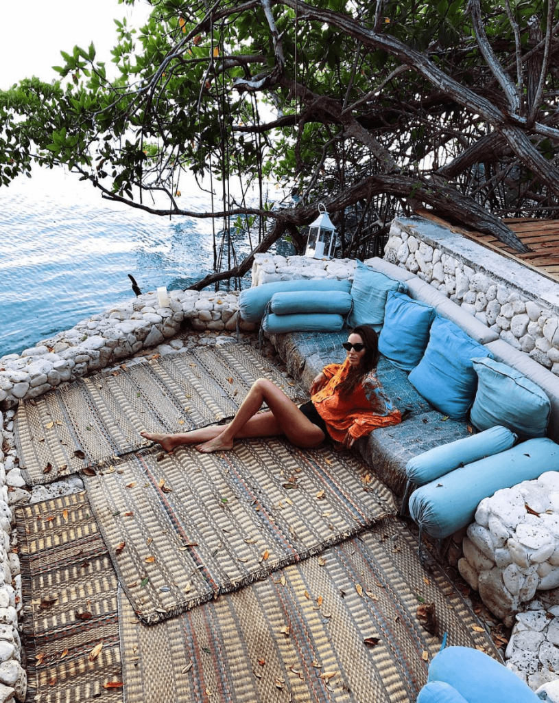 Giorgia Tordini fashionista europea en una sala junto al mar en las islas del rosario, Giorgia Tordini, moda Colombia 