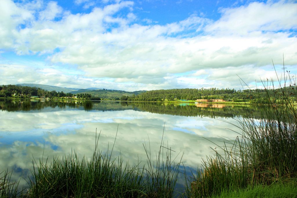 Lago Sochagota Paipa, paisaje colombiano, flora y fauna, aguas termales, provincia de Tundama, departamento de Boyacá
