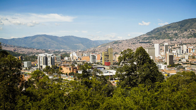 paisaje panorámico Medellín en el que se ven edificios y zonas verdes, eterna primavera, reggaetón, reggaetón Colombia