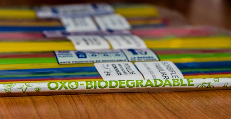 fotografía de Pitillos biodegradables de colores sobre una mesa, productos eco friendly, cuidado ambiental, emprendimientos colombianos