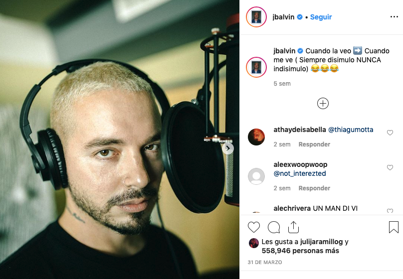 Foto de J Balvin mirando fijamente a la camara mientras está en el estudio de grabación, cantante colombiano de reggaetón