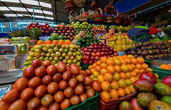 Plaza de mercado con distintas frutas tipicas Colombianas, Trucos de belleza,Frutas, frutas colombianas, frutas tropicales