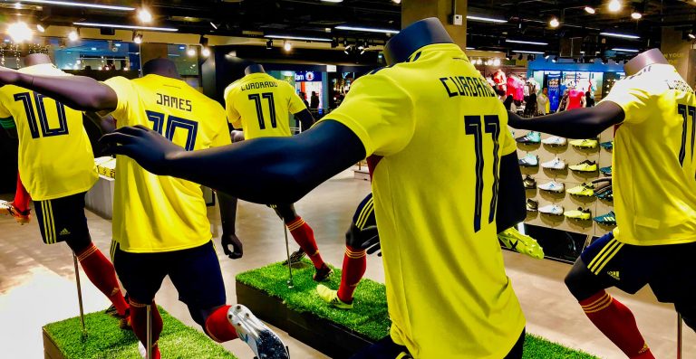 varios maniquies en tienda con camisa amarilla de la selección Colombia y pantaloneta azul, Selección Colombia, futbol colombiano