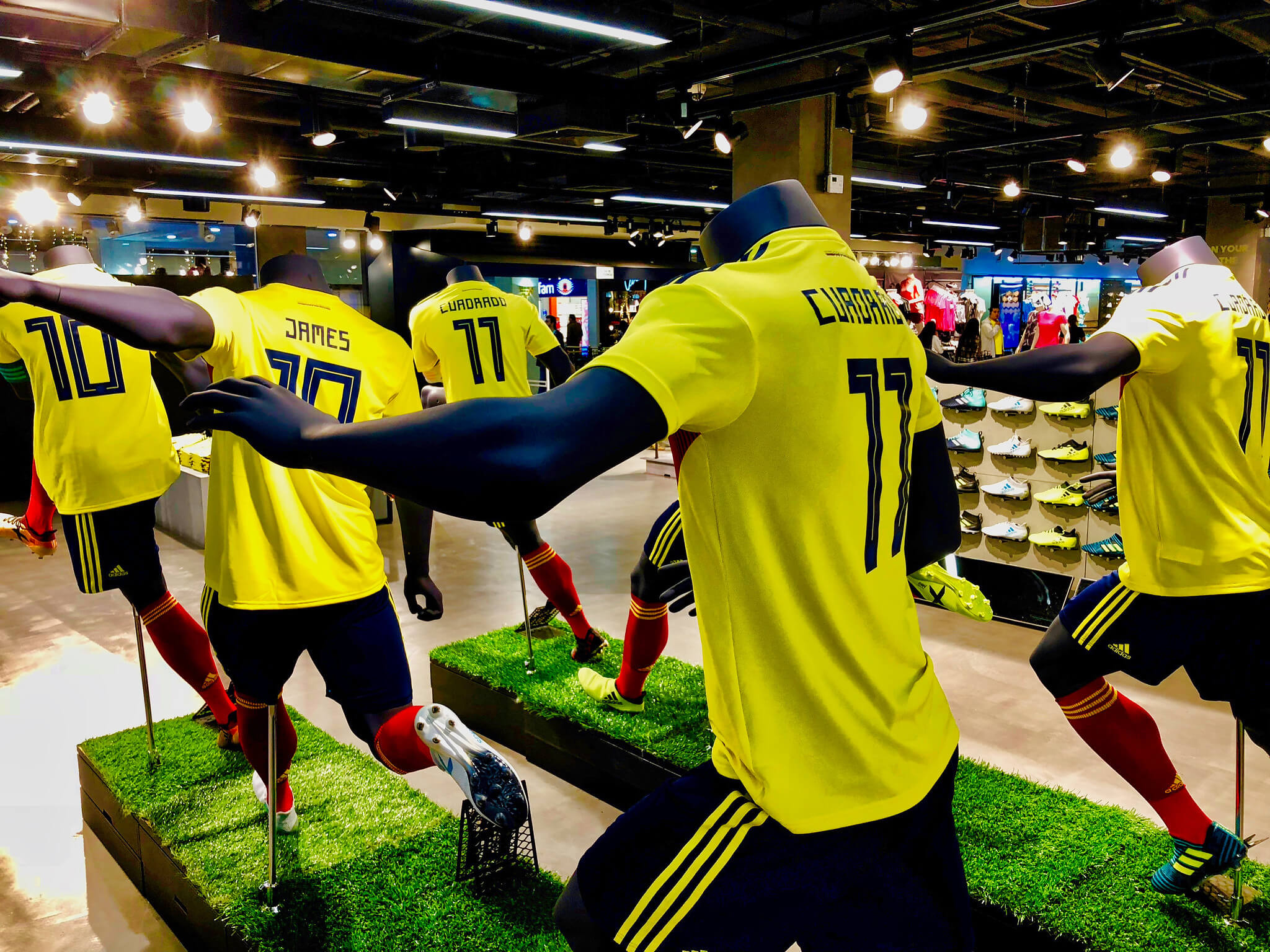 varios maniquies en tienda con camisa amarilla de la selección Colombia y pantaloneta azul, Selección Colombia, futbol colombiano