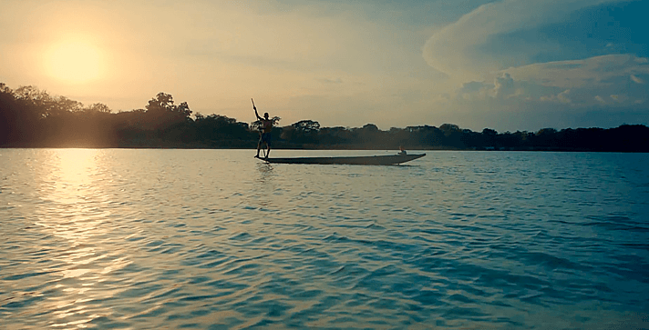canoa sobre agua en missoma acompañada de una persona sobre ella, filigrana momposina, empresas colombianas, emprendedores colombianos
