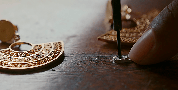 Imágen del proceso de la filigrana teniendo en sus manos herramientas para la elaboración de las joyas, filigrana momposina
