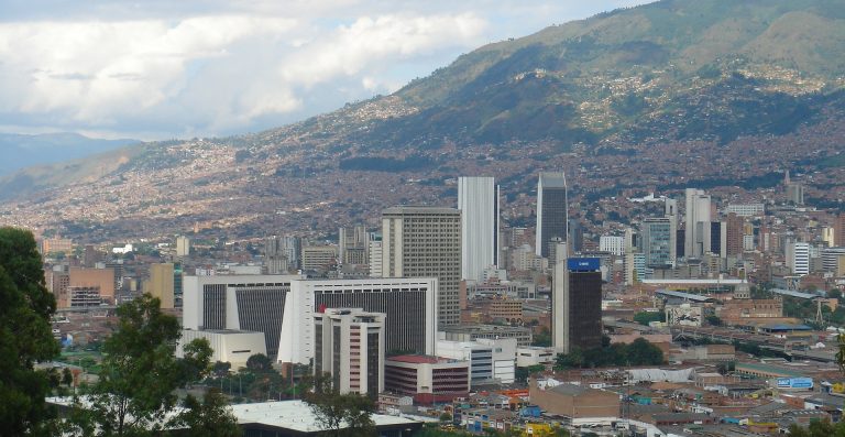 vista panoramica de Medellin en donde se ven edificios y montañas, la ciudad de la eterna primavera, Medellin Colombia