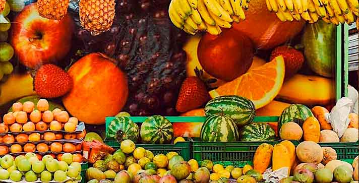 Plaza de mercado de Colombia, frutas y verduras típicas de cada región, manzanas, fresas,chontaduro, banano, naranja, sandia, uvas