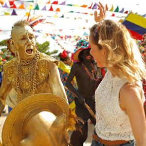 Comparsa bailando con una extranjera en el Carnaval de Barranquilla | Marca País Colombia
