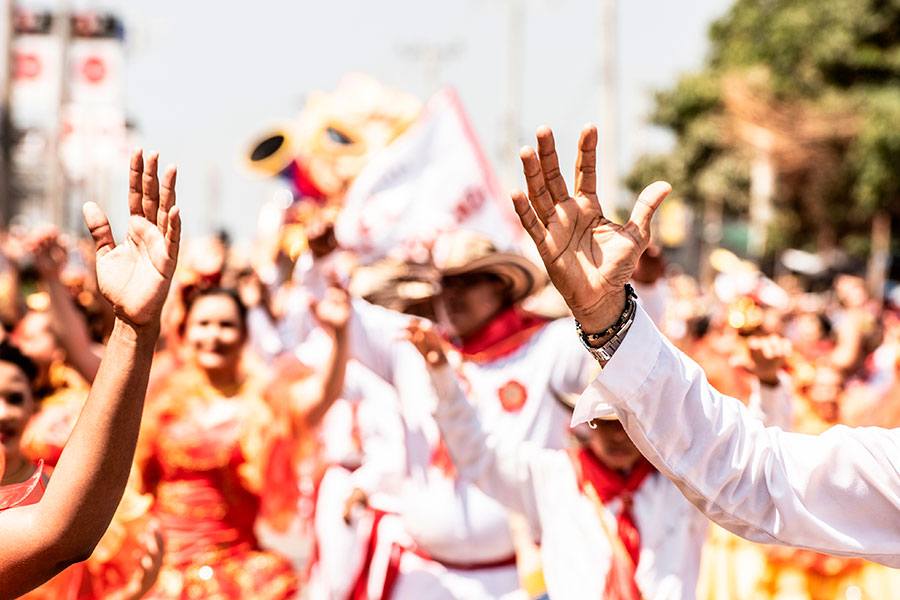 Una de las comparsas bailando en el desfile principal del Carnaval de Barranquilla | Marca País Colombia 