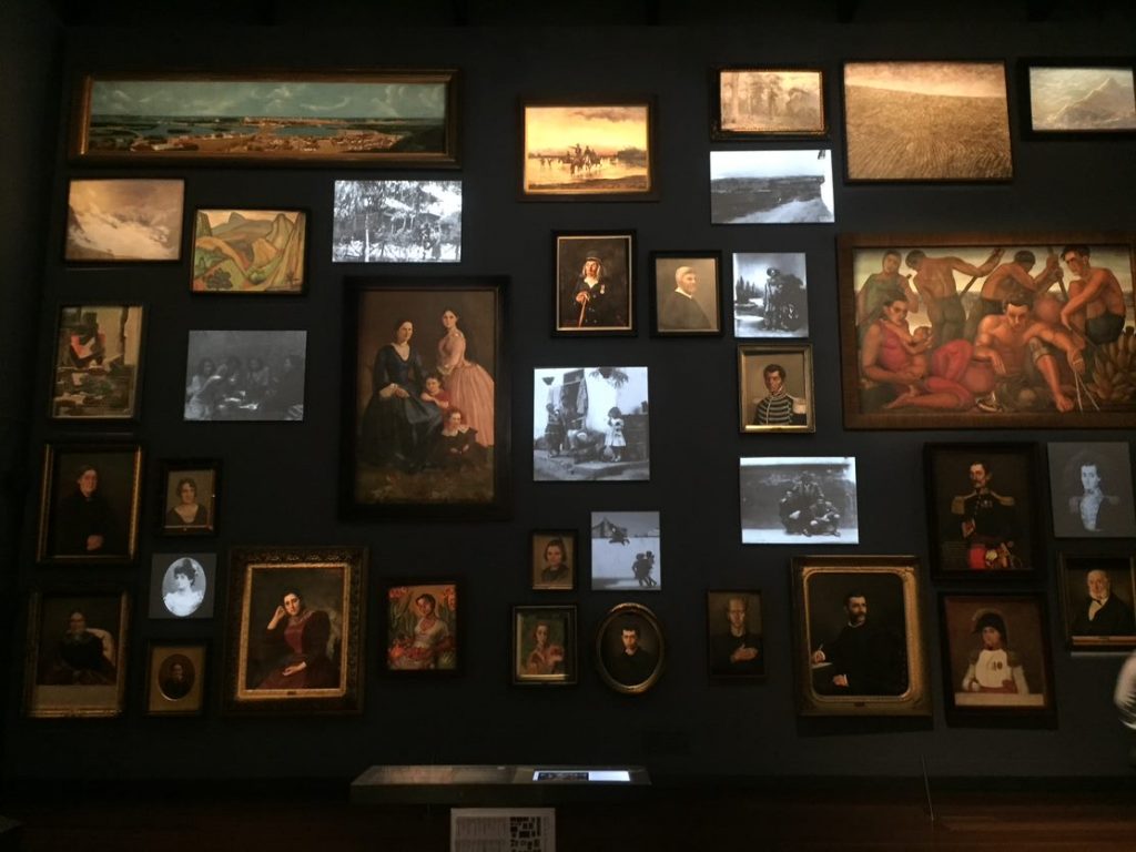 Un recorrido por la historia del arte colombiano en el Museo Nacional de Colombia - Sala de exposición permanente de la historia del arte colombiano en el Museo Nacional de Colombia | Marca País Colombia 
