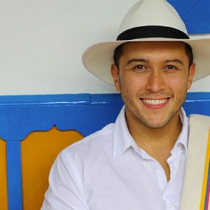 Cafetero colombiano en Salento, uno de los representantes de la cultura colombiana – Colombiano sonriente en zona cafetera | Marca País Colombia