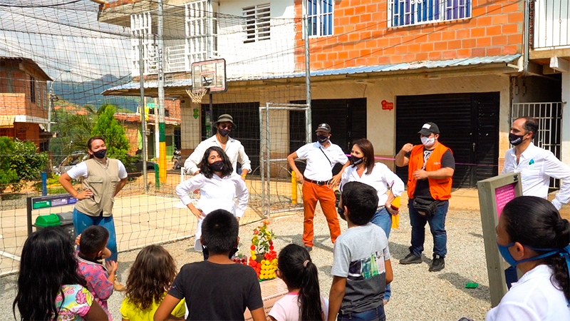 La comunidad y la empresa jugando en el parque construido con materiales reciclables | Marca País Colombia