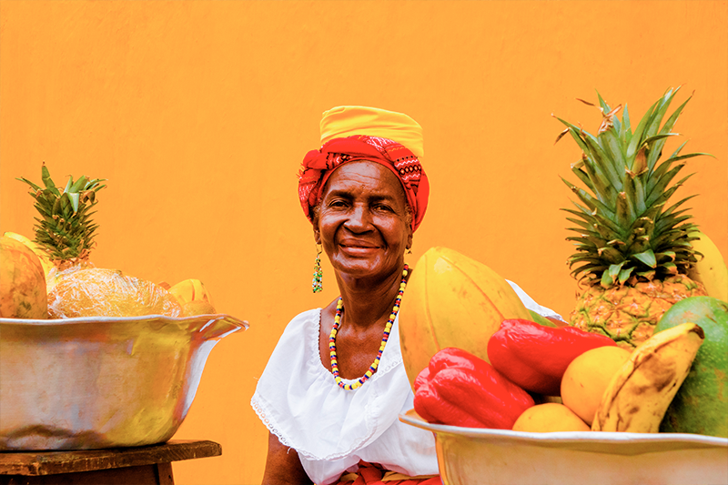 Las palenqueras en Cartagena, el mejor ejemplo de ser acogedor – Palenquera sonriendo en Cartagena de Indias, Colombia | Marca País Colombia