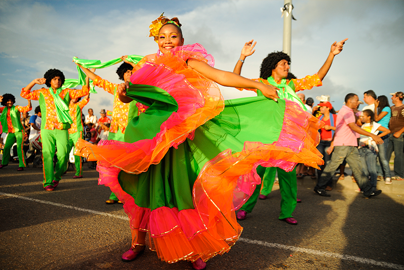 Los colombianos compartimos el lenguaje acogedor a través de la música - Colombianos bailando en una feria en Colombia | Marca País Colombia