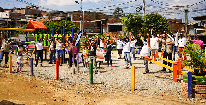 Nuevo parque infantil hecho con materiales reciclables en Cali, Colombia | Marca País Colombia