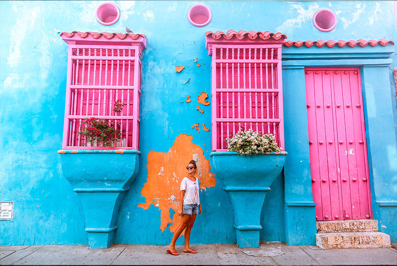 Turistas recorren Colombia, el país más acogedor del mundo - Una turista caminando por las calles de Cartagena | Marca País Colombia