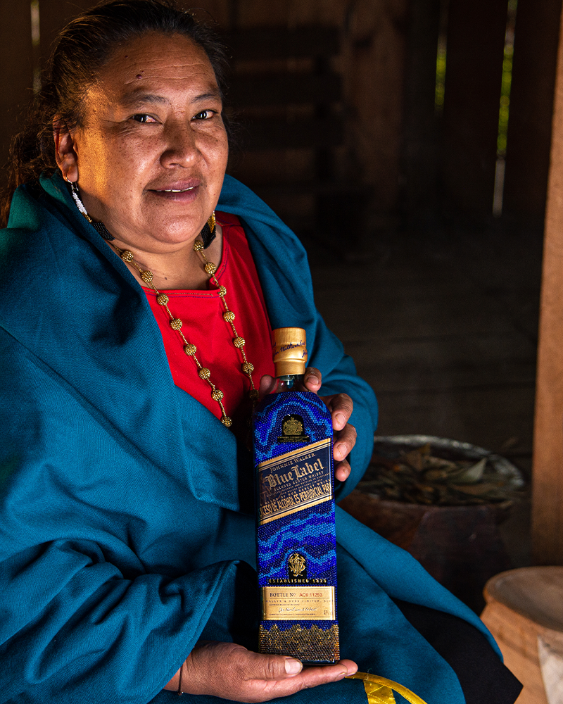 Una edición limitada de Blue Label whiskey hecha por comunidades indígenas colombianas | Marca País Colombia