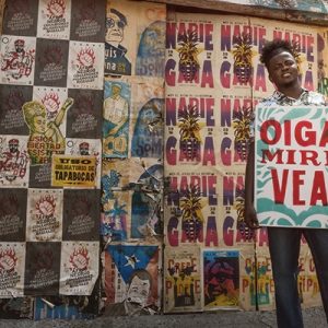 La identidad colombiana la construimos entre todos – Hombre afro sujetando un cartel en Cartagena de Indias | Marca País Colombia
