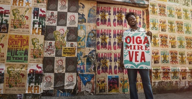 La identidad colombiana la construimos entre todos – Hombre afro sujetando un cartel en Cartagena de Indias | Marca País Colombia