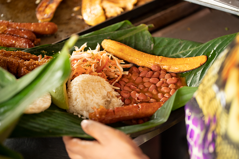 Una de las tradiciones colombianas es compartir nuestros platos típicos – Sopa con fríjoles y arroz servida en hojas de plátano | Marca País Colombia