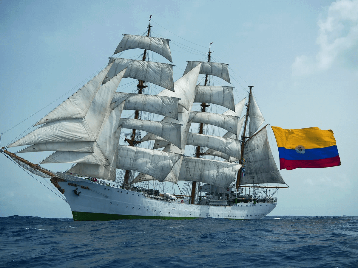 El buque Gloria iza la bandera de Colombia. 