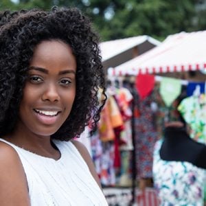 Mujer afrocolombiana en el Día de la Afrocolombianidad - Mujer afrocolombiana en un mercado de pulgas | Marca País Colombia