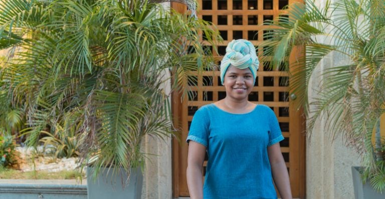 Retrato de afrocolombianos como esta mujer vestida de azul con un velo de turbante.