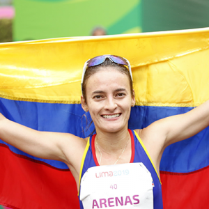 Sandra Lorena Arenas luciendo con orgullo la bandera de Colombia en los Juegos Olímpicos Tokio 2020