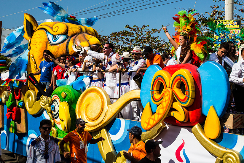 Personas felices disfrutando del Carnaval de Barranquilla