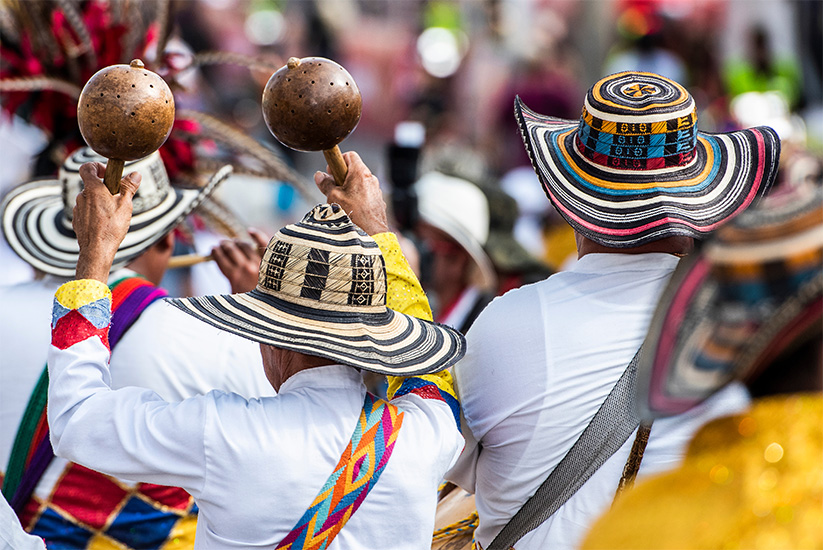 Hombres celebrando en el Carnaval de Barranquilla 