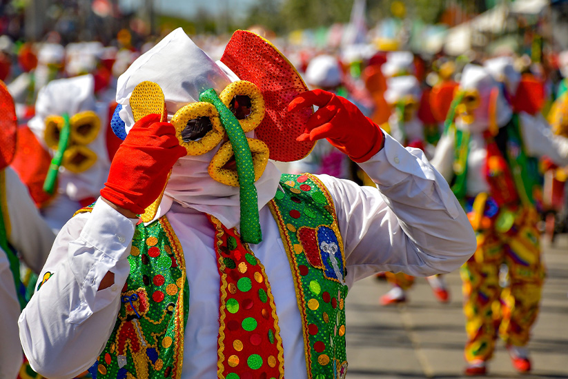 Personaje colorido paseando en desfile del Carnaval 