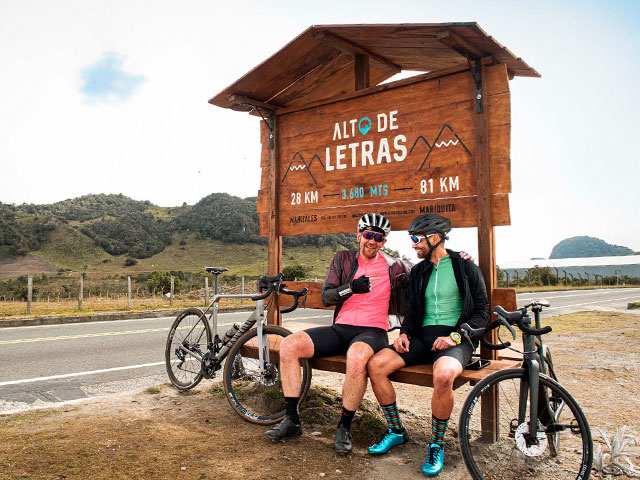 Dos ciclistas luego de haber conquistado el Alto de Letras en Colombia.