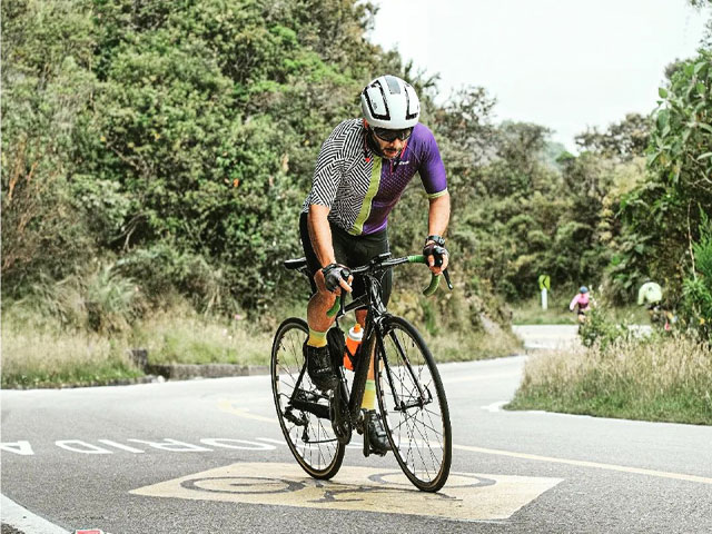 Ciclista pedaleando por la subida al Alto del Verjón en Colombia.
