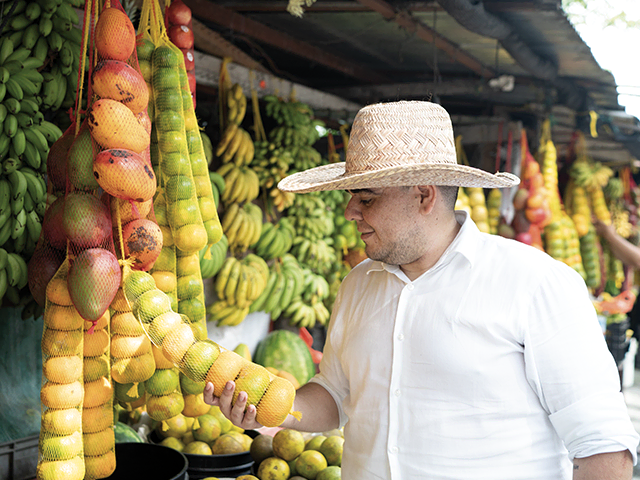 Hombre con alimentos propios de la región amazónica de Colombia