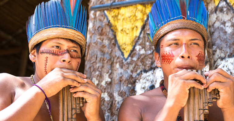 Músicos tradicionales de la Amazonía.