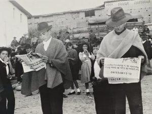 Trabajadores leyendo el periódico El Campesino. Foto cortesía del Banco de la República.