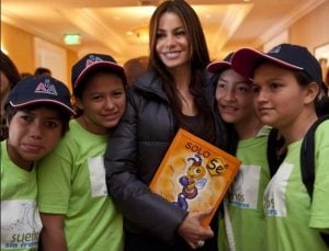 Sofía Vergara con niños de la Fundación Sueños sin Frontera