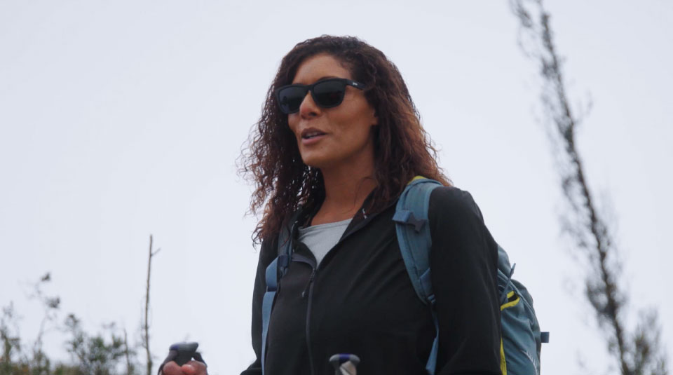 María Solís, deportista norteamericana, haciendo hiking en los páramos de los Andes Orientales Colombianos en Finding encanto.