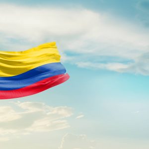 La bandera de Colombia se ondea orgullosa en medio de las nubes.